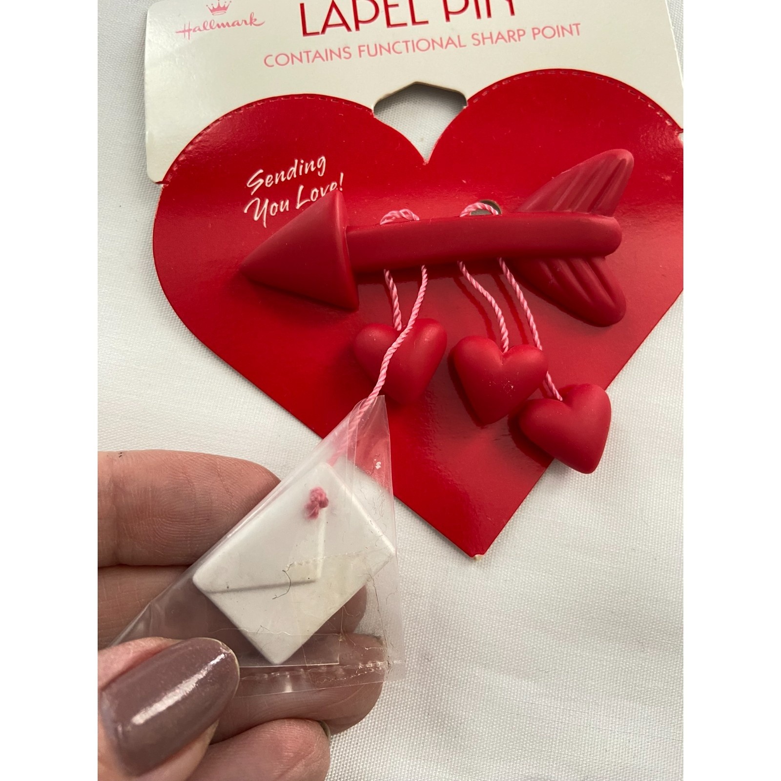 Vintage Hallmark Valentine Lapel Pin Be Mine Nos Hanging Hearts Envelope Cute 9$